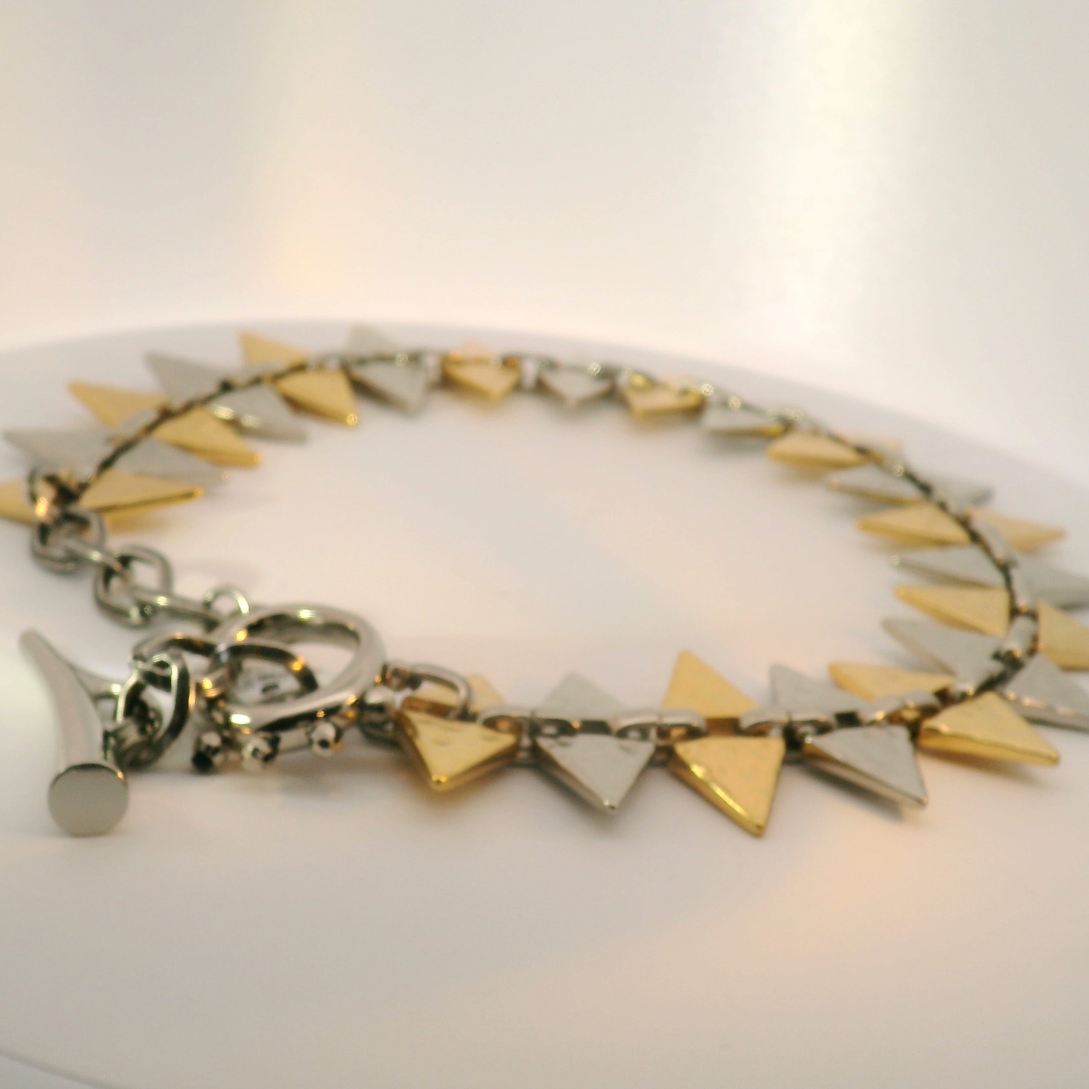 Collar Geometrico Broche Simple