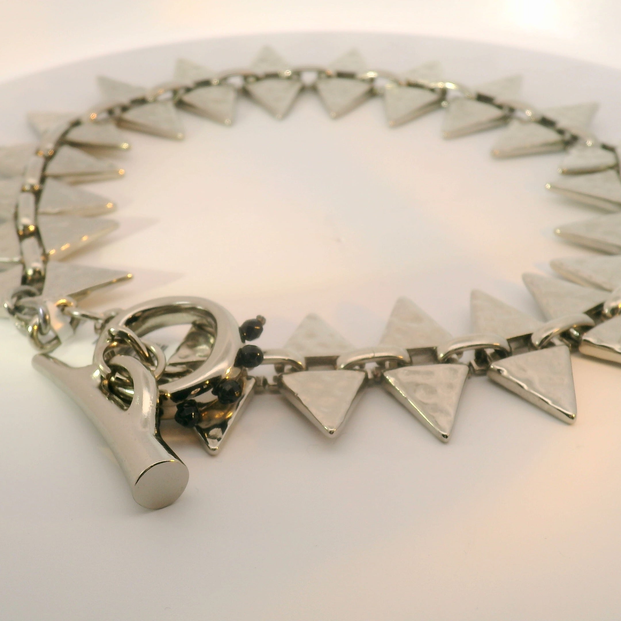 Collar Geometrico Broche Simple