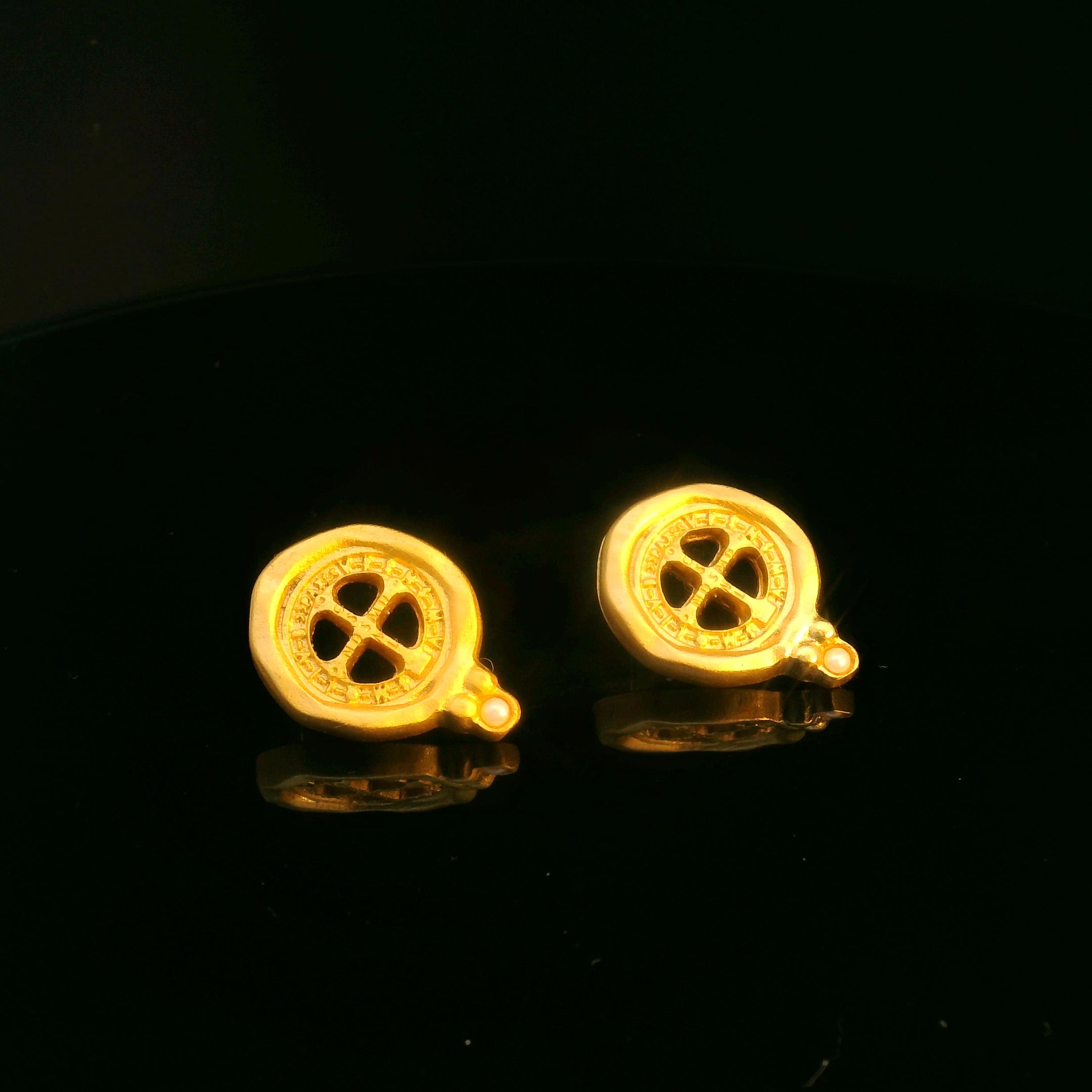 Pendientes dorados elegantes