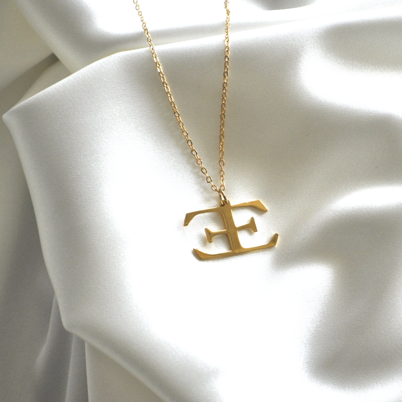 Collar Letra E