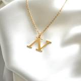 Collar Letra V